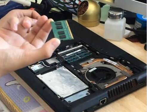 取下內(nèi)存條 取下內(nèi)存條